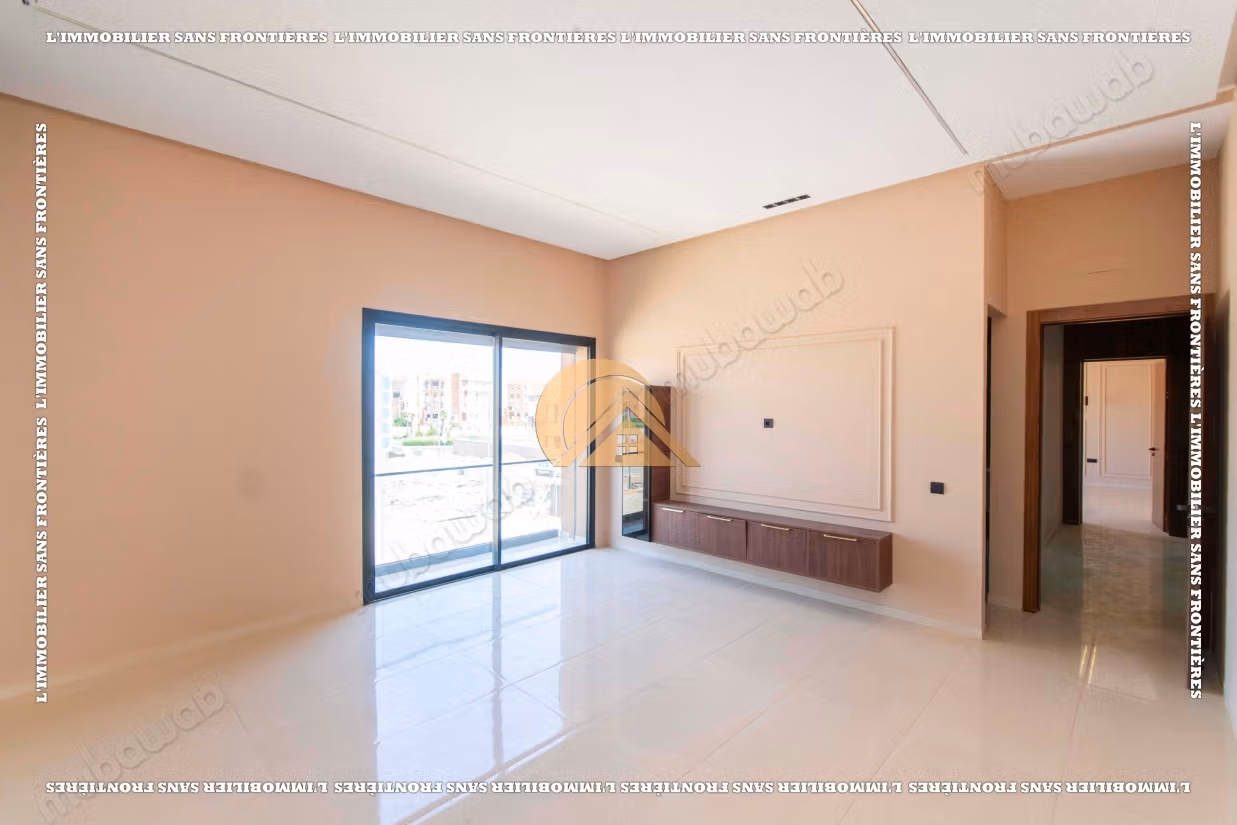 Villa vacía con piscina y jardín privado en venta en Targa