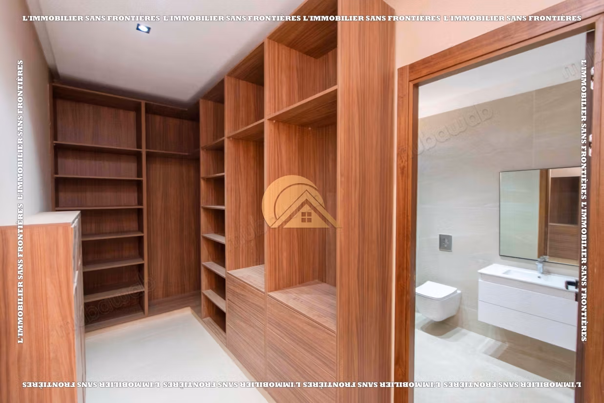 Villa vacía con piscina y jardín privado en venta en Targa