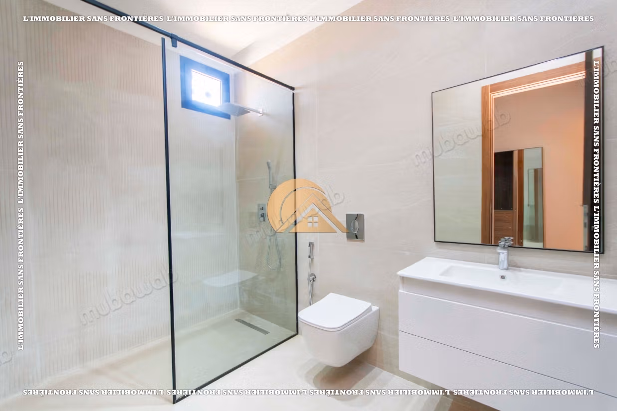 Villa vacía con piscina y jardín privado en venta en Targa