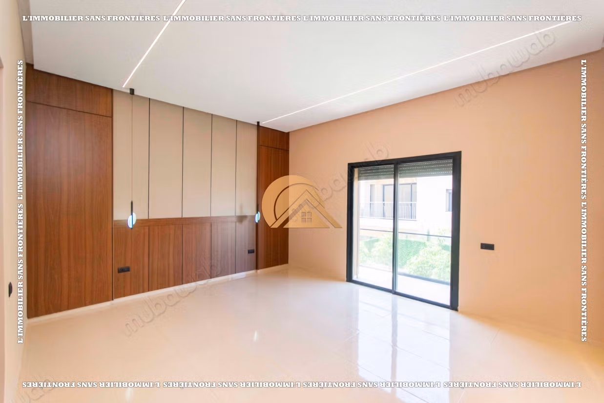 Villa vacía con piscina y jardín privado en venta en Targa