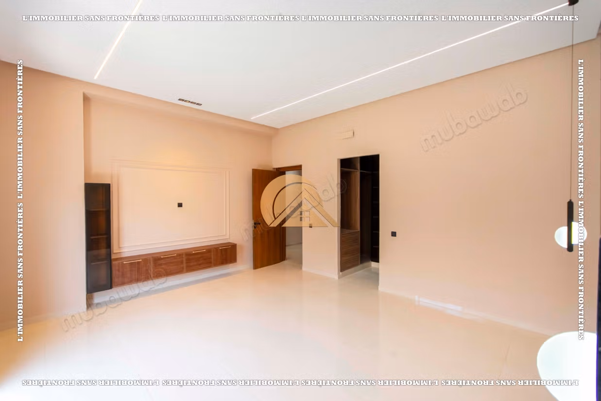 Villa vacía con piscina y jardín privado en venta en Targa
