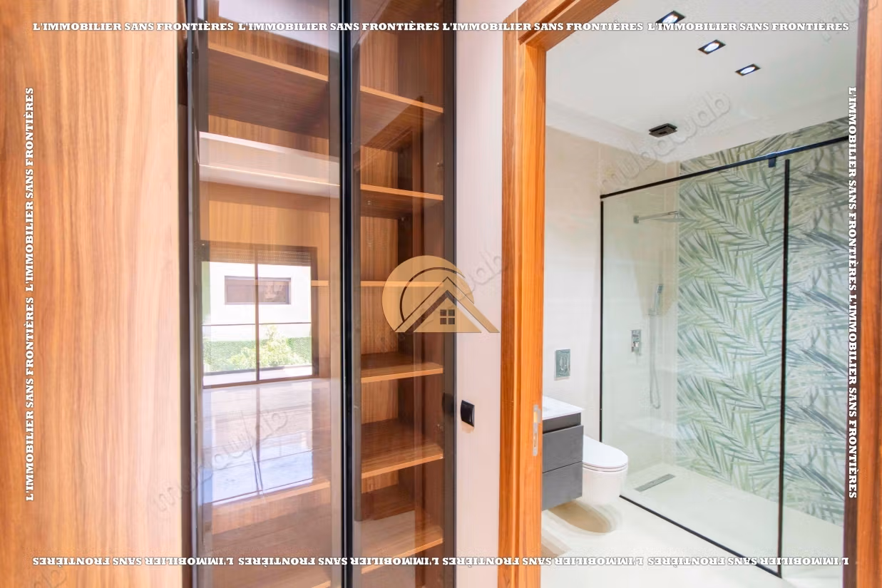 Villa vacía con piscina y jardín privado en venta en Targa