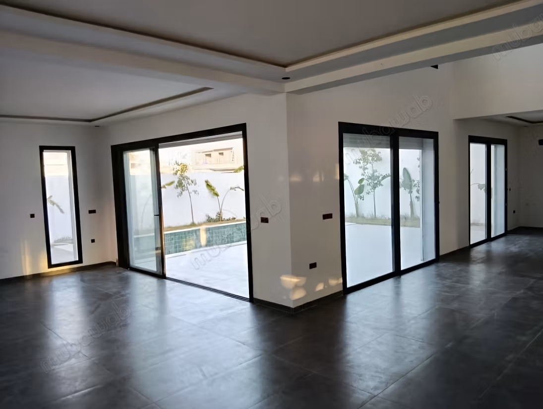 Somptueuse villa à vendre à Chotrana 3.6 belles chambres. Piscine et cheminée