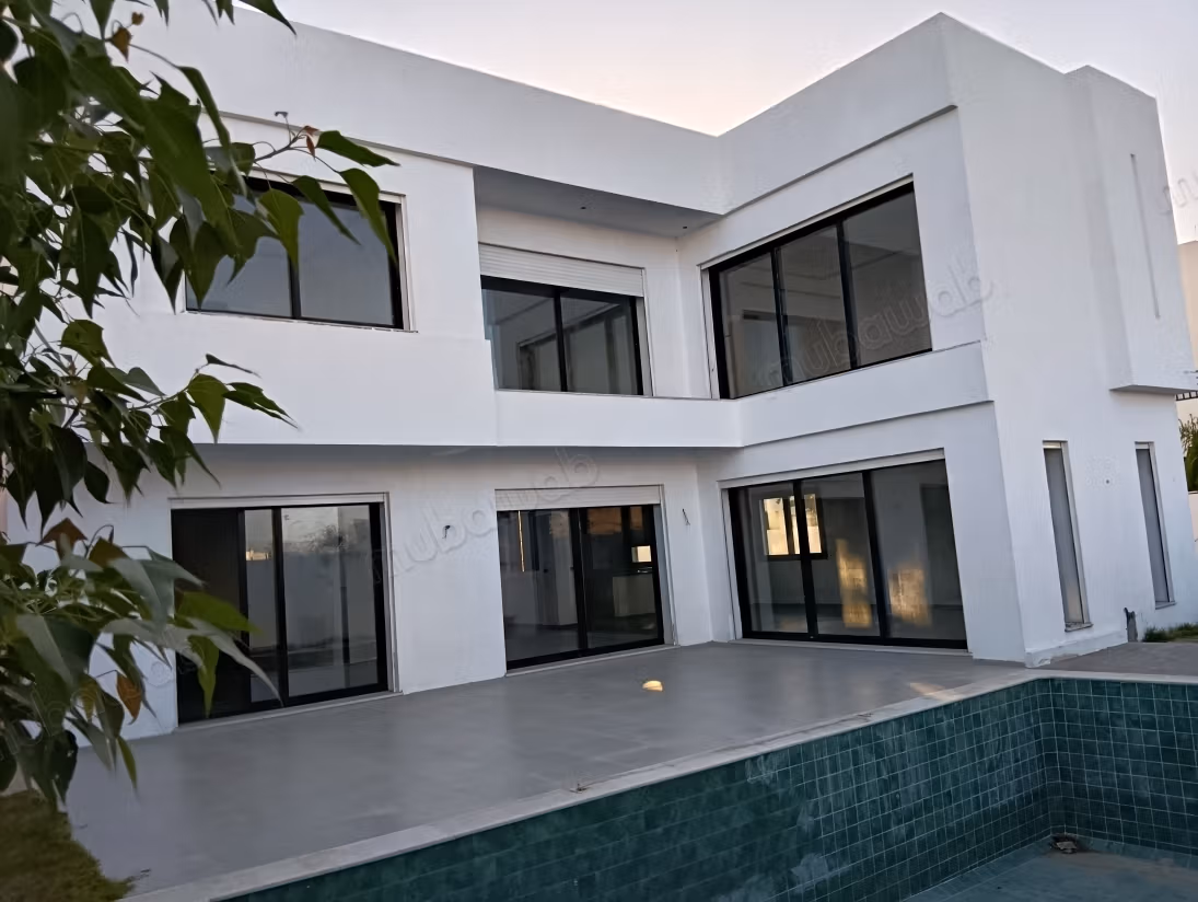 Somptueuse villa à vendre à Chotrana 3.6 belles chambres. Piscine et cheminée