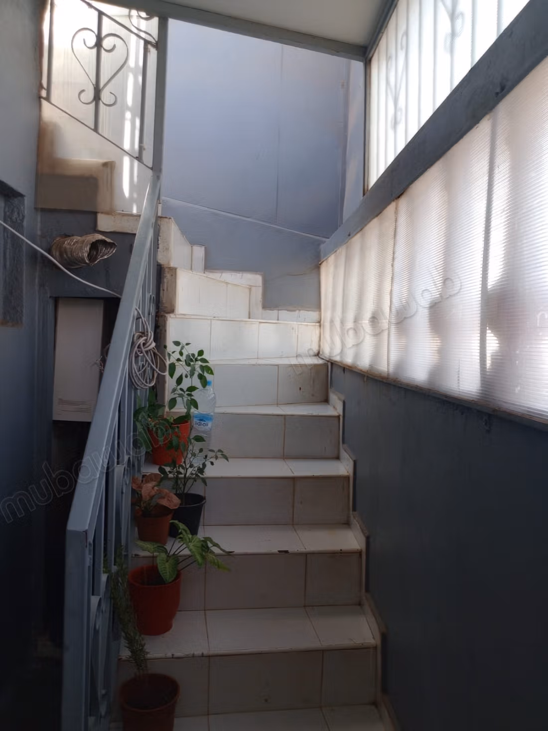 Vend appartement à Sidi Maarouf. 4 chambres agréables. Antenne parabolique et sécurité