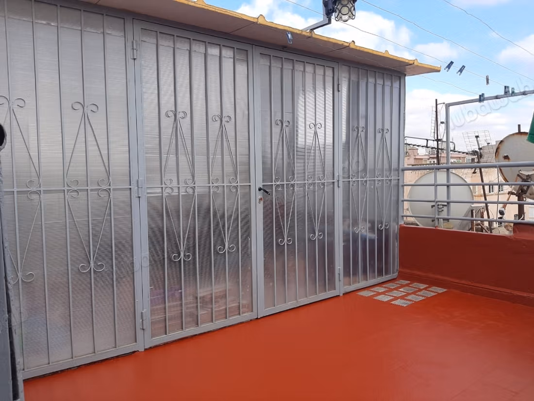 Vend appartement à Sidi Maarouf. 4 chambres agréables. Antenne parabolique et sécurité