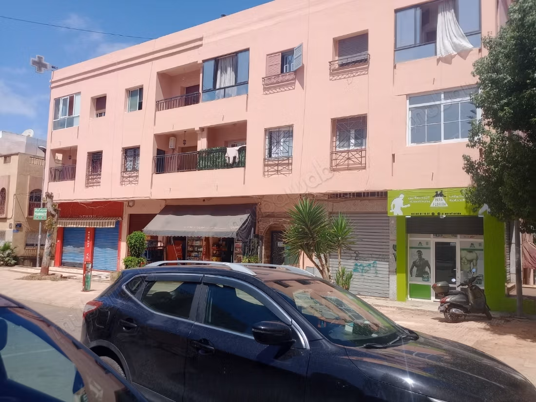 Vend appartement à Sidi Maarouf. 4 chambres agréables. Antenne parabolique et sécurité