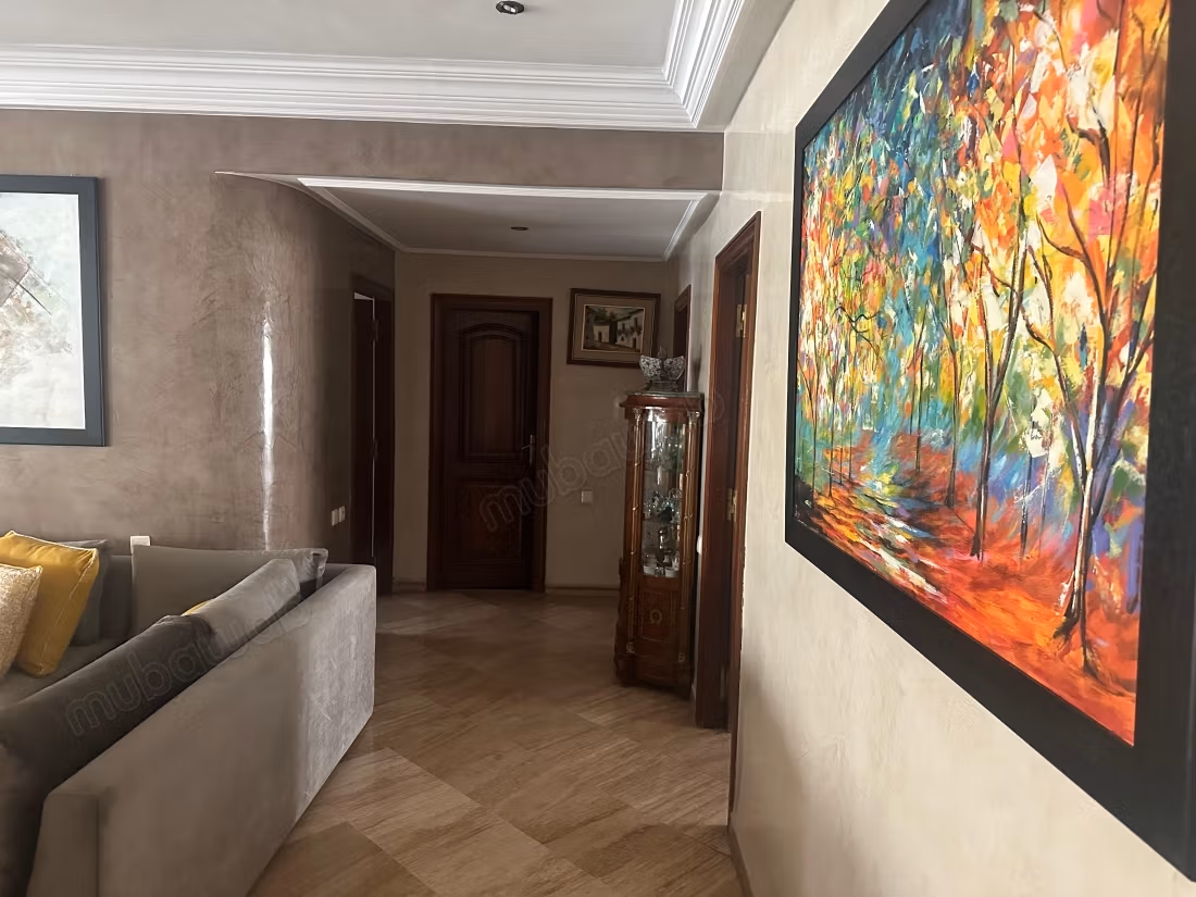 Aparentemente 2 salones 1 recepción 3 habitaciones 2 baños 1 WC