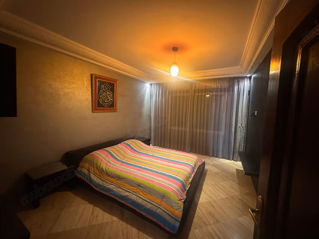 Aparentemente 2 salones 1 recepción 3 habitaciones 2 baños 1 WC