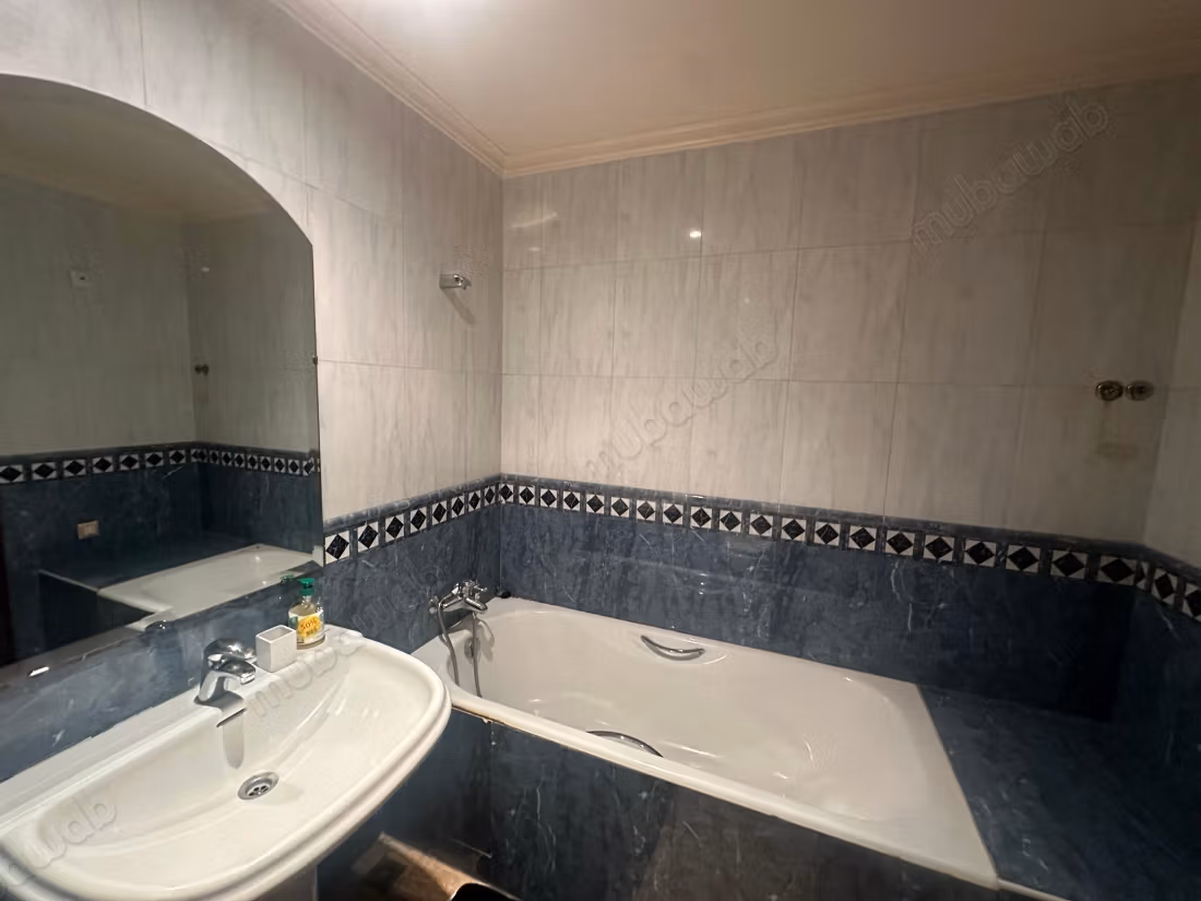 Aparentemente 2 salones 1 recepción 3 habitaciones 2 baños 1 WC