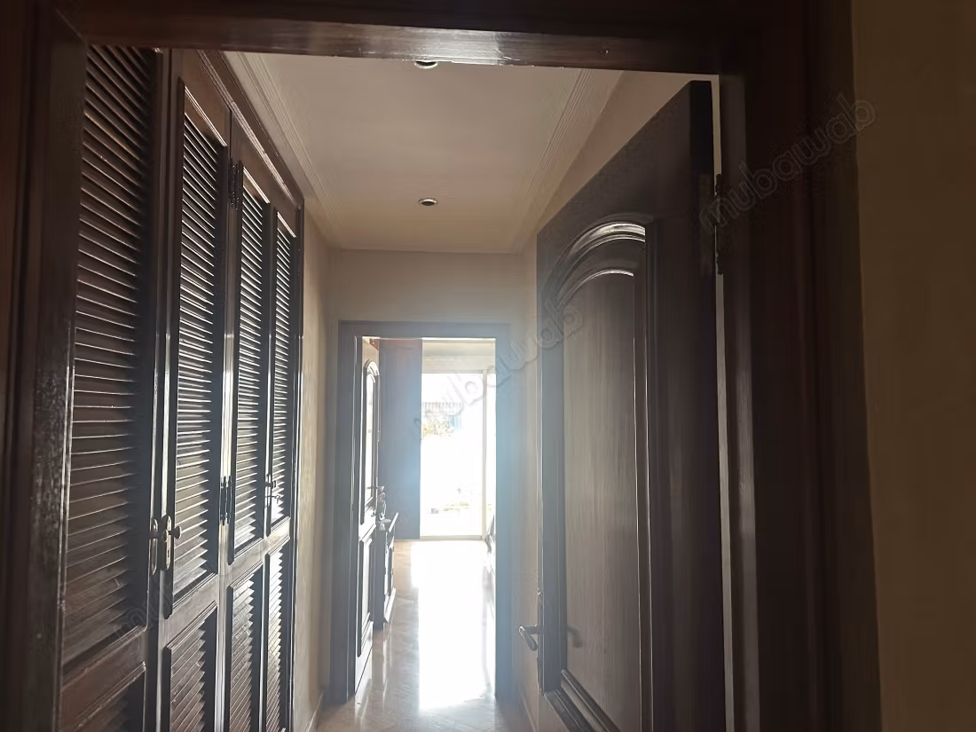 Aparentemente 2 salones 1 recepción 3 habitaciones 2 baños 1 WC