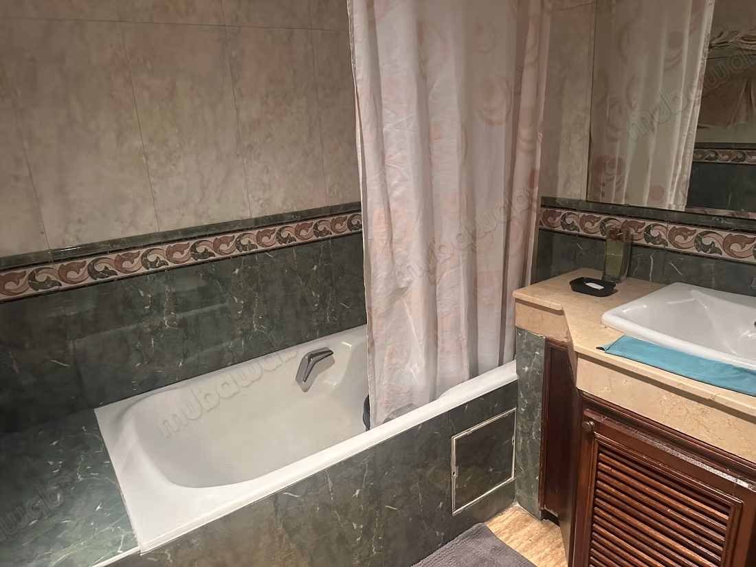 Aparentemente 2 salones 1 recepción 3 habitaciones 2 baños 1 WC