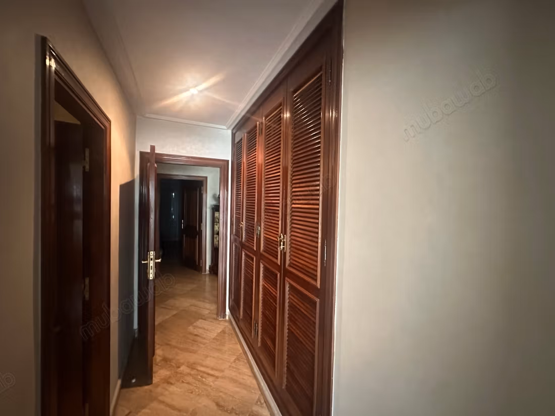 Aparentemente 2 salones 1 recepción 3 habitaciones 2 baños 1 WC