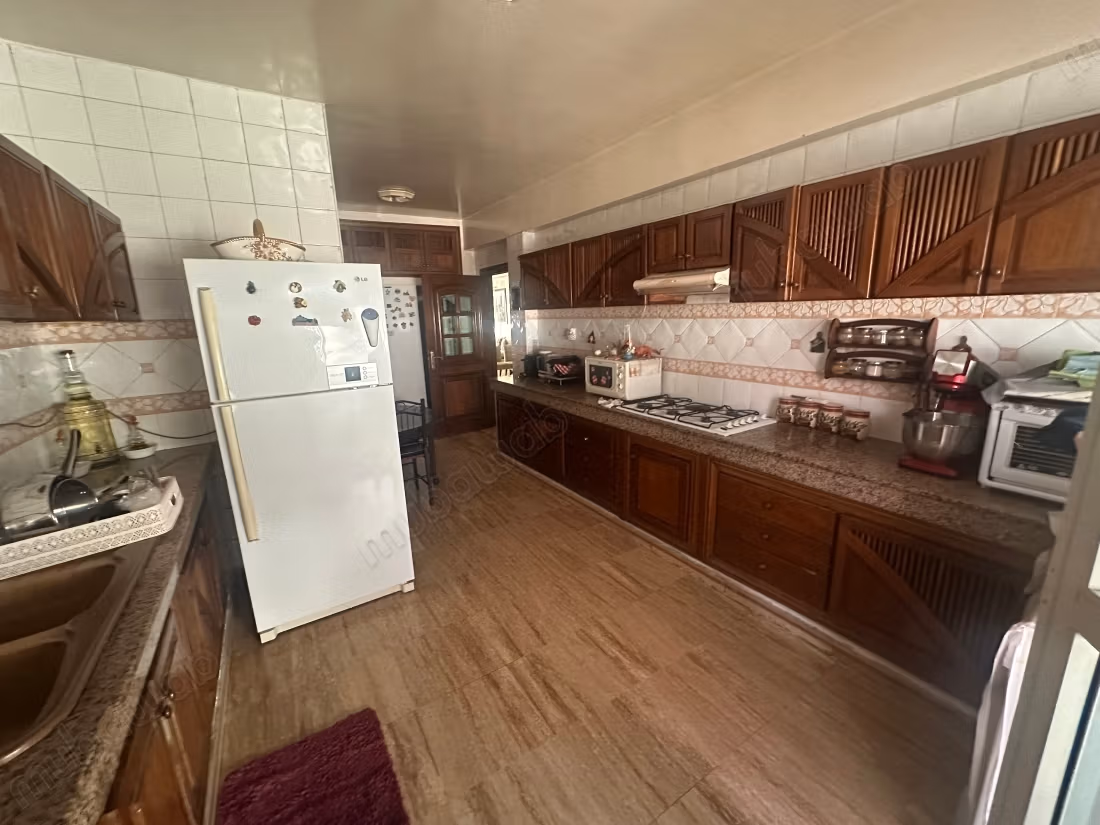 Aparentemente 2 salones 1 recepción 3 habitaciones 2 baños 1 WC