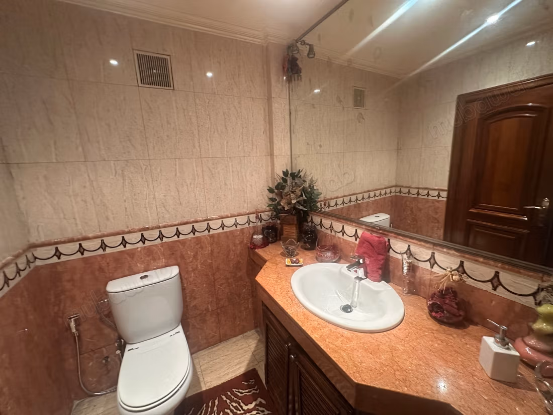 Aparentemente 2 salones 1 recepción 3 habitaciones 2 baños 1 WC