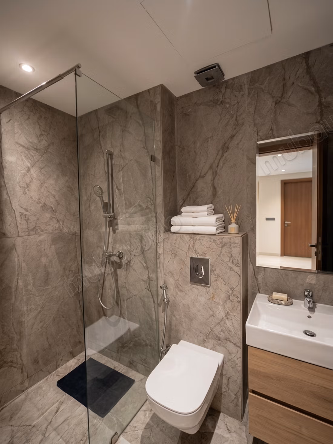 Studio moderno in vendita a Les princesses. Superficie totale 70 m². Terrazza e ascensore