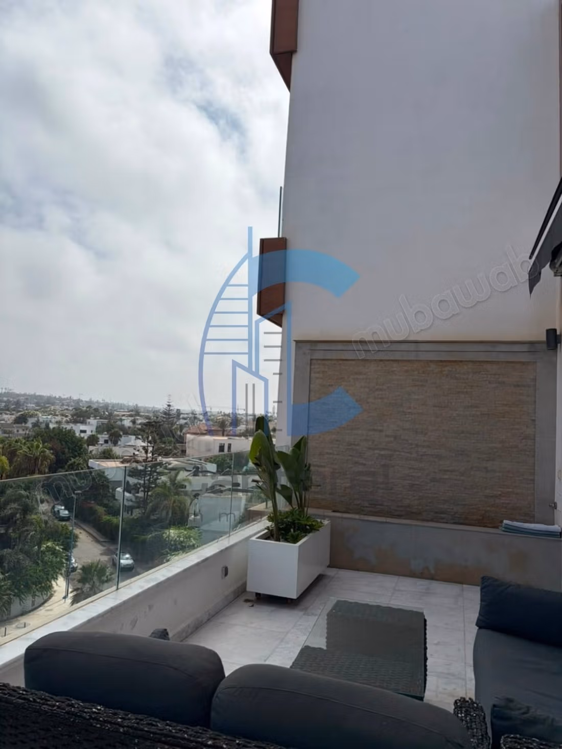 En alquiler - Superbe apartamento con terraza cerca de la Corniche