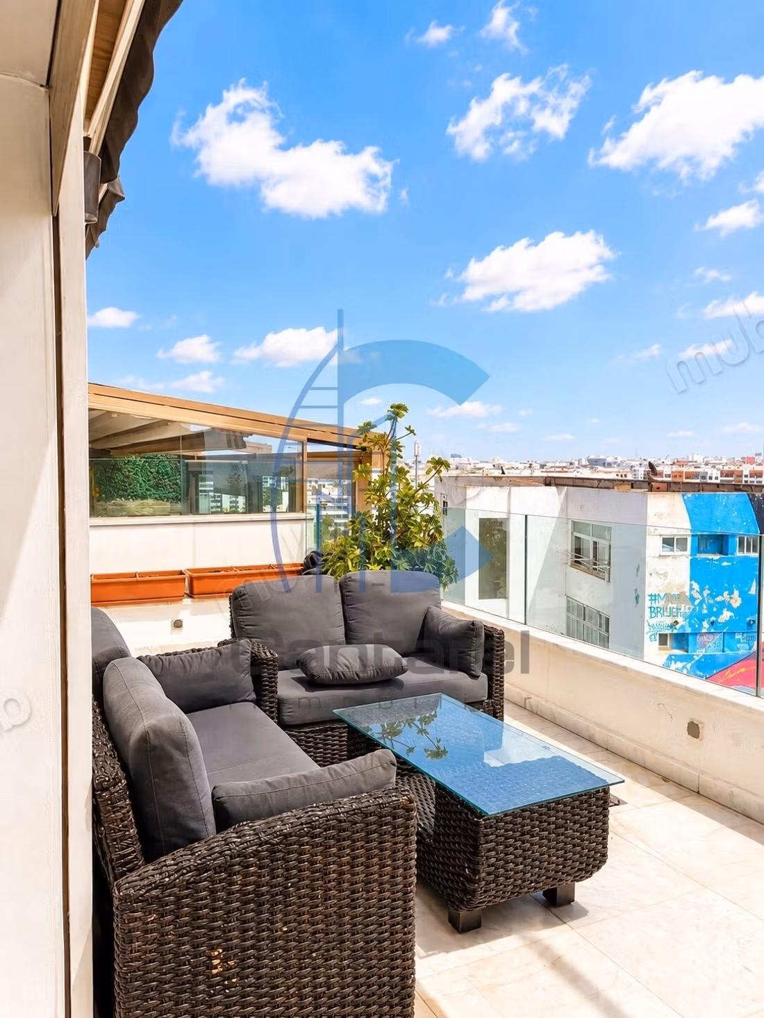 En alquiler - Superbe apartamento con terraza cerca de la Corniche