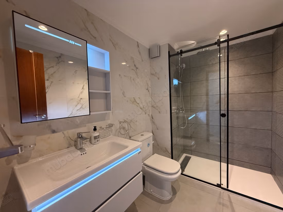 Boulevard. Appartement meublé et bien équipé. Moderne, comfortable, vue sur la mer