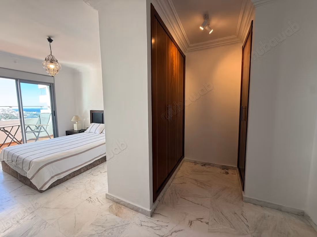 Boulevard. Appartement meublé et bien équipé. Moderne, comfortable, vue sur la mer