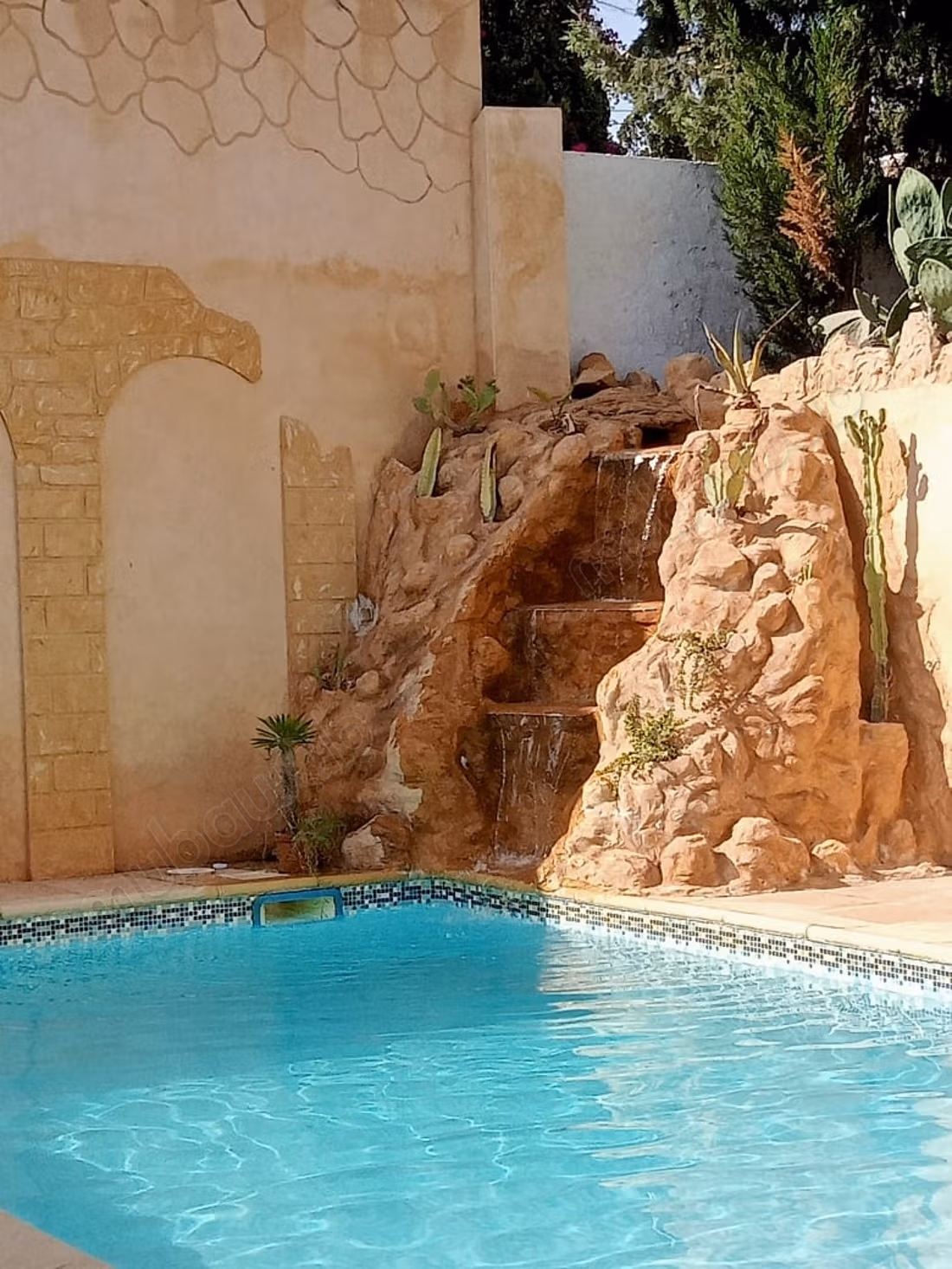 Magnifique villa à louer à Hammamet.
Superficie 200 m².
Bien meublé