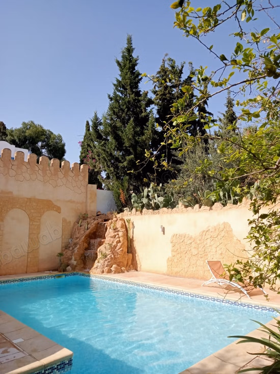 Magnifique villa à louer à Hammamet.
Superficie 200 m².
Bien meublé