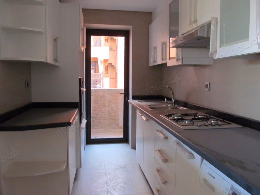 Empty apartment with terrace in Hivernage
