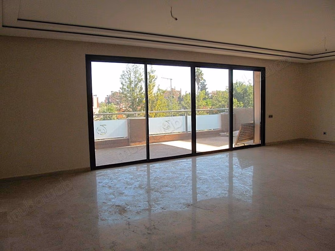 Empty apartment with terrace in Hivernage