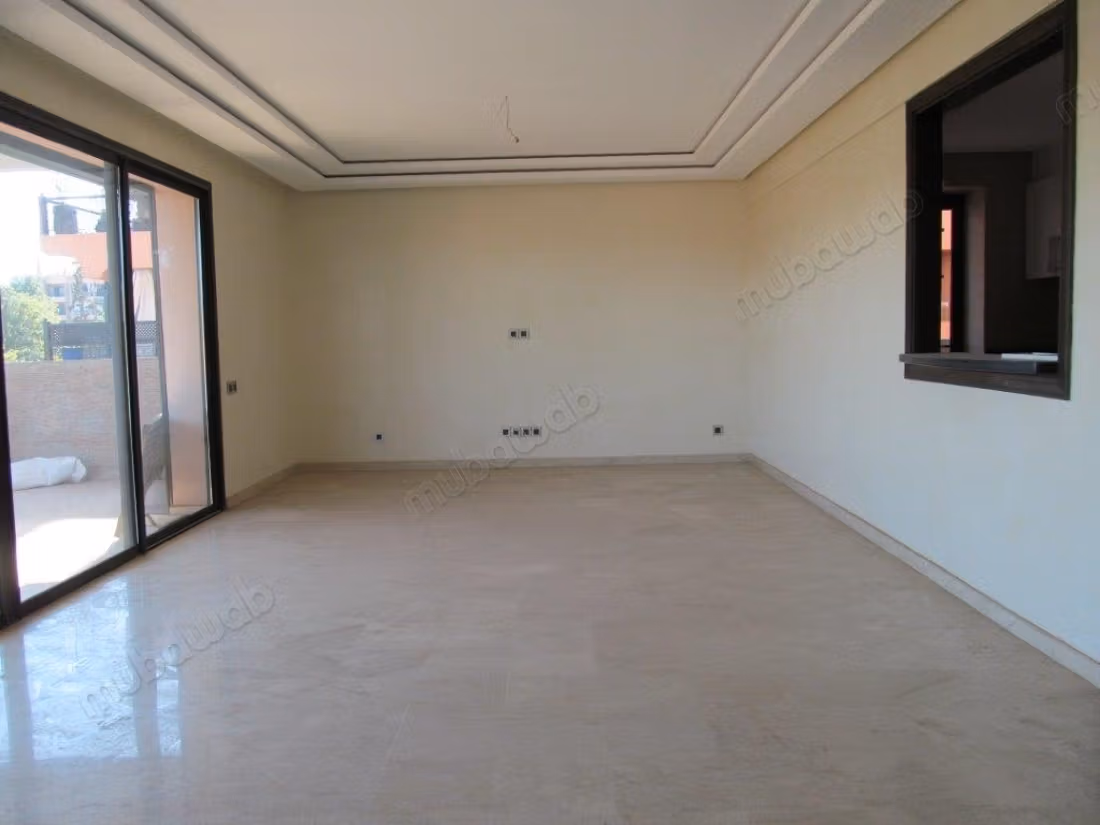 Empty apartment with terrace in Hivernage