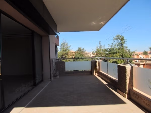 Empty apartment with terrace in Hivernage