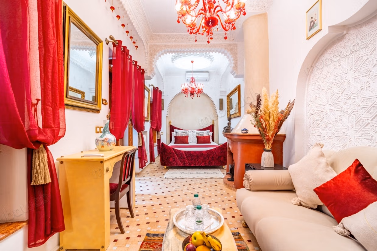 Exceptional riad titled at Bab Dokala, 6 bedrooms, pool, hammam and high potential