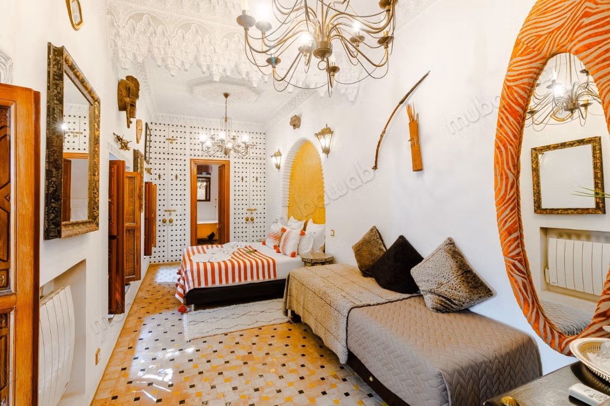 Exceptional riad titled at Bab Dokala, 6 bedrooms, pool, hammam and high potential