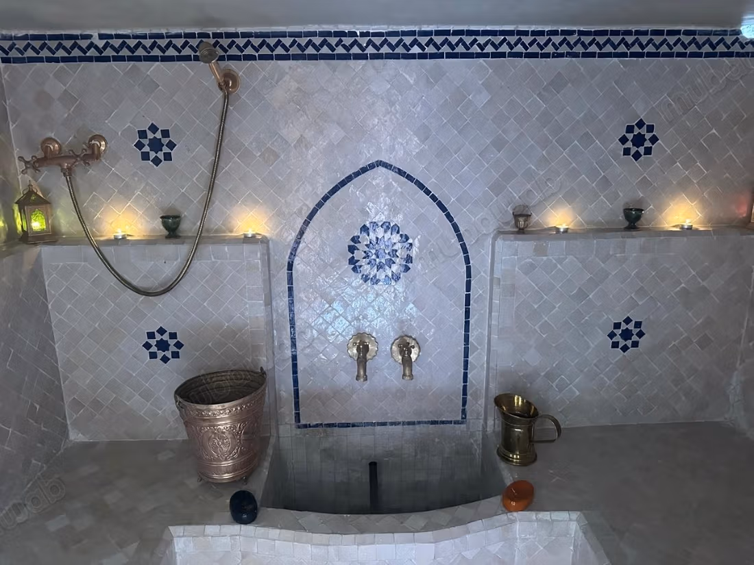 Exceptional riad titled at Bab Dokala, 6 bedrooms, pool, hammam and high potential