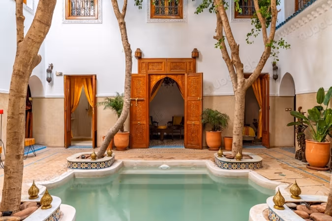 Uitzonderlijke riad getiteld in Bab Dokala, 6 slaapkamers, zwembad, hammam en hoog potentieel
