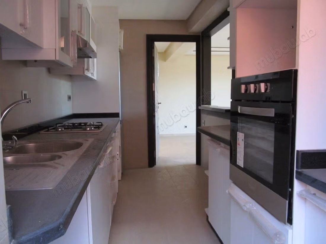 Empty apartment with a large terrace in Hivernage