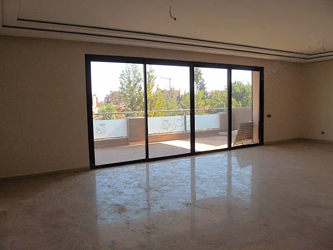 Empty apartment with a large terrace in Hivernage