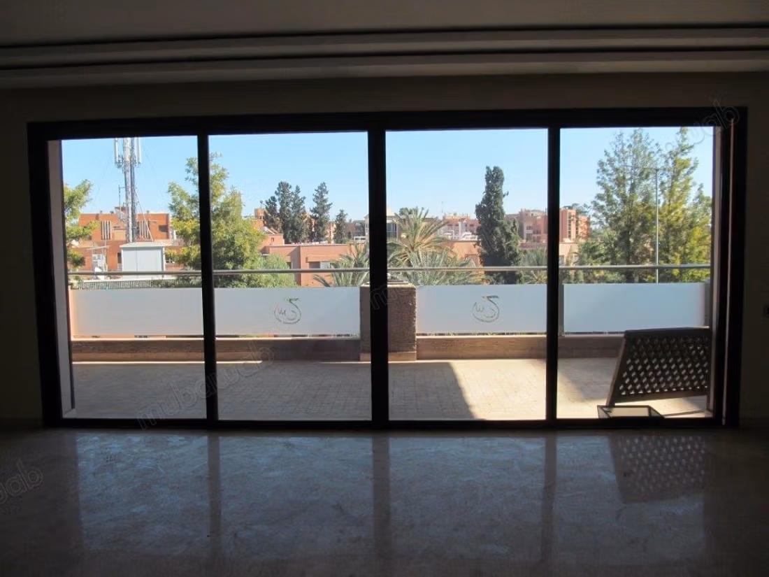 Empty apartment with a large terrace in Hivernage