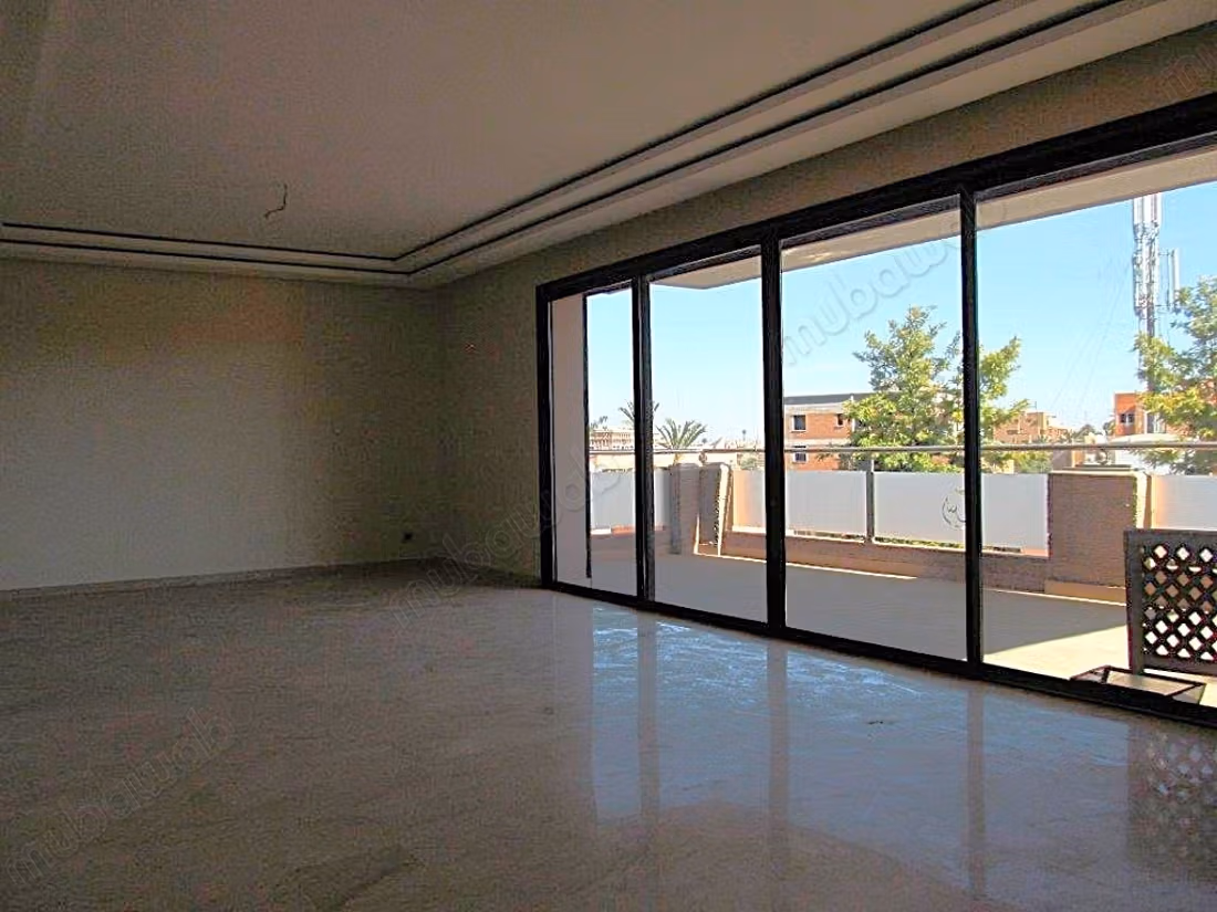 Empty apartment with a large terrace in Hivernage