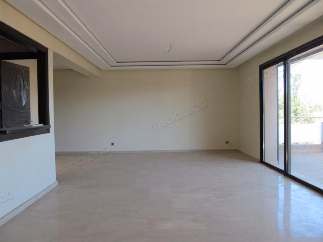 Empty apartment with a large terrace in Hivernage
