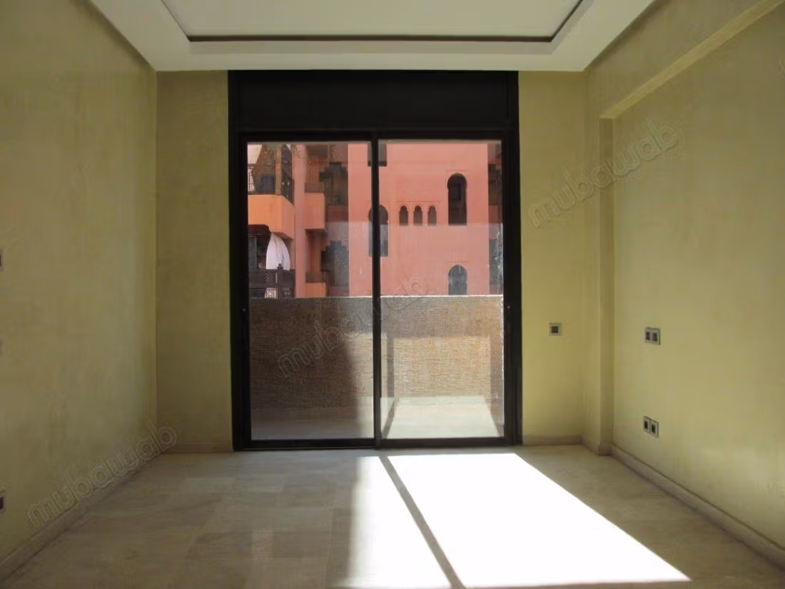 Empty apartment with a large terrace in Hivernage