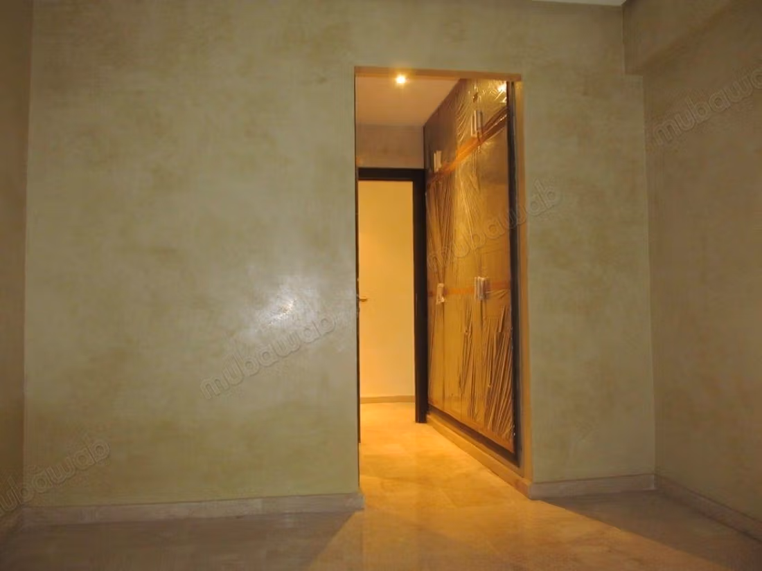 Empty apartment with a large terrace in Hivernage
