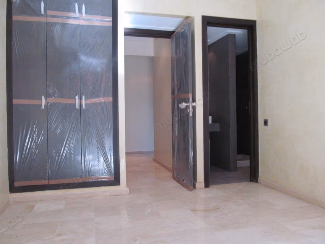 Empty apartment with a large terrace in Hivernage