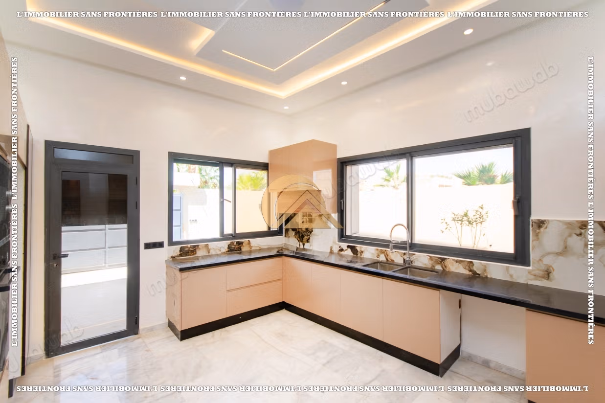 Empty villa with swimming pool and private garden for sale in Targa