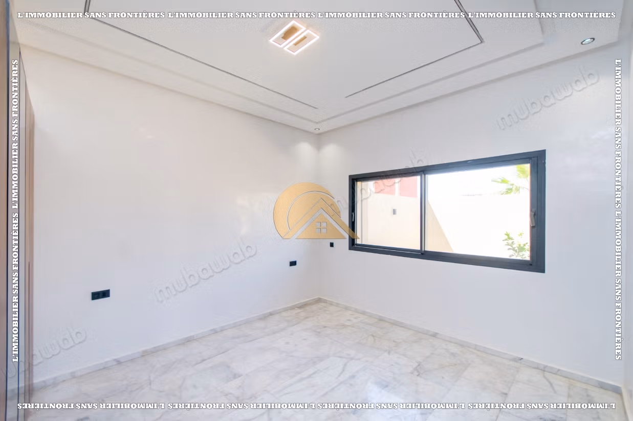 Empty villa with swimming pool and private garden for sale in Targa