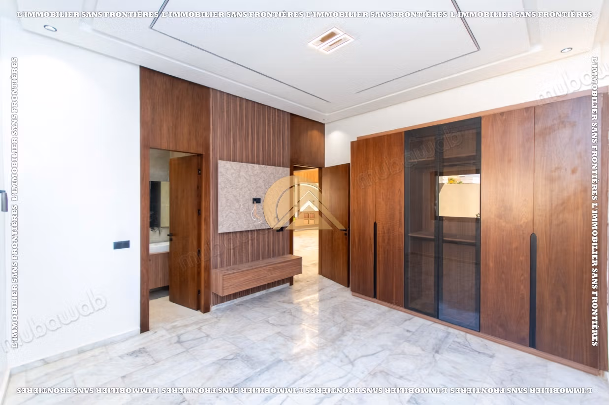 Empty villa with swimming pool and private garden for sale in Targa