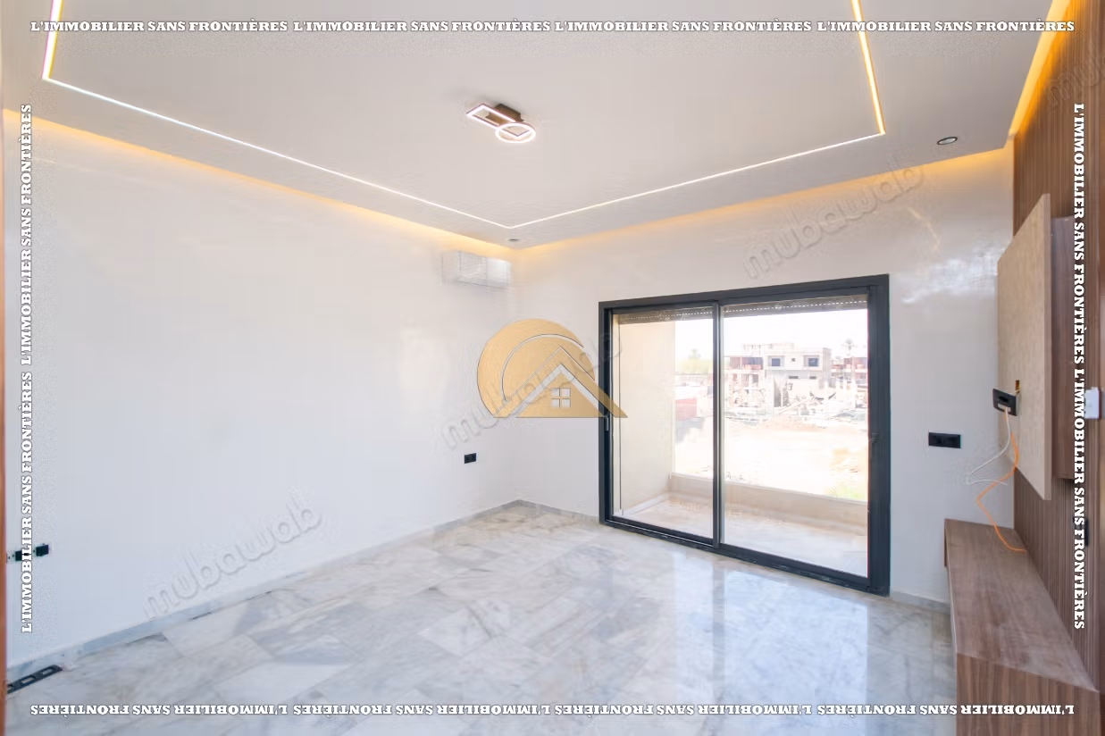 Empty villa with swimming pool and private garden for sale in Targa