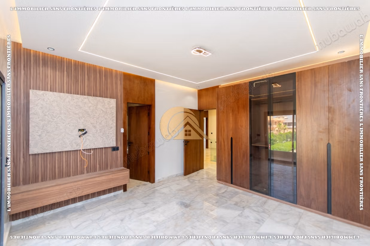 Empty villa with swimming pool and private garden for sale in Targa