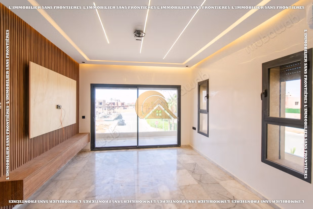 Empty villa with swimming pool and private garden for sale in Targa