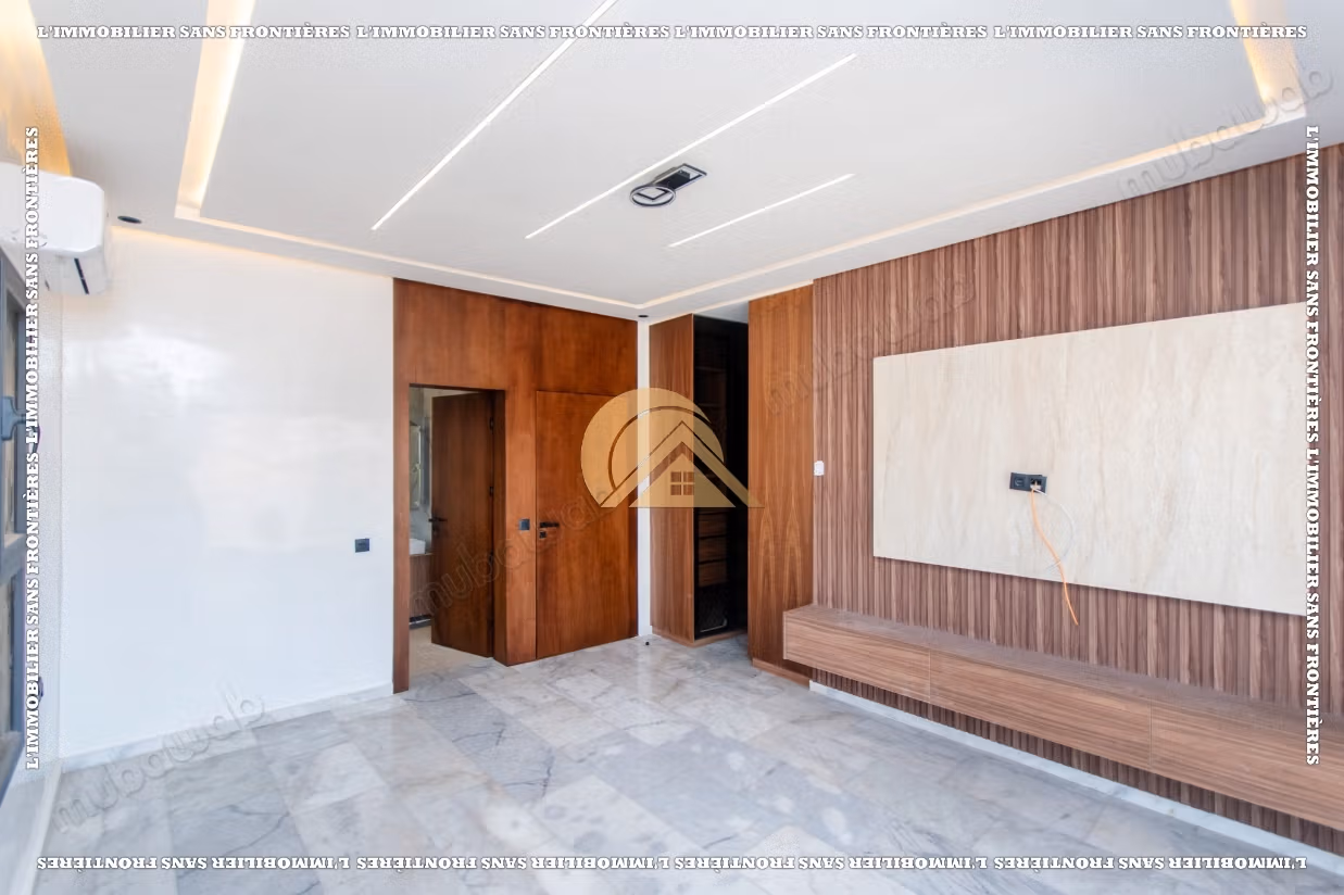 Empty villa with swimming pool and private garden for sale in Targa