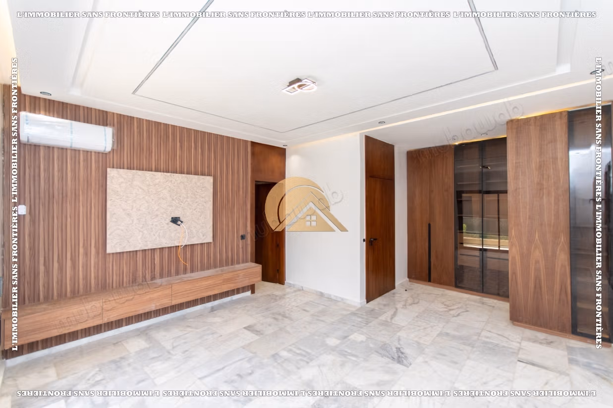 Empty villa with swimming pool and private garden for sale in Targa